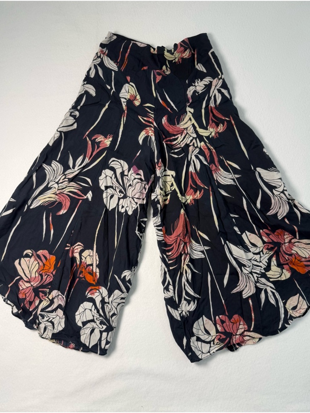Free People Navy Floral Wide-Leg Cropped Palazzo Pants with Pink & White Blooms - Picture 4 of 6